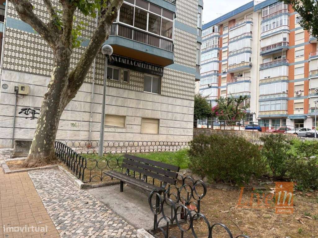 Apartamento T2 Totalmente Remodelado em Monte Abraão - Grande imagem: 1/8