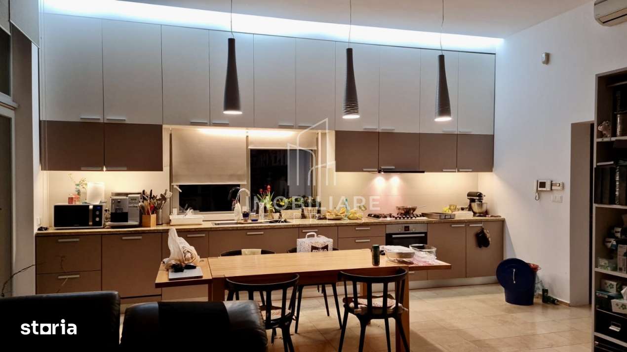 Casa High-End cu Arhitectura Moderna, Garaj-1