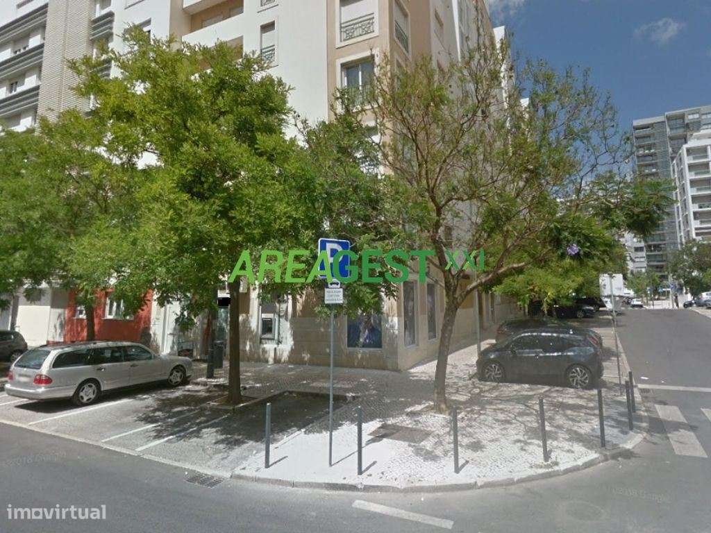 Loja para venda com rendimento, nas Laranjeiras, em Lisboa-14