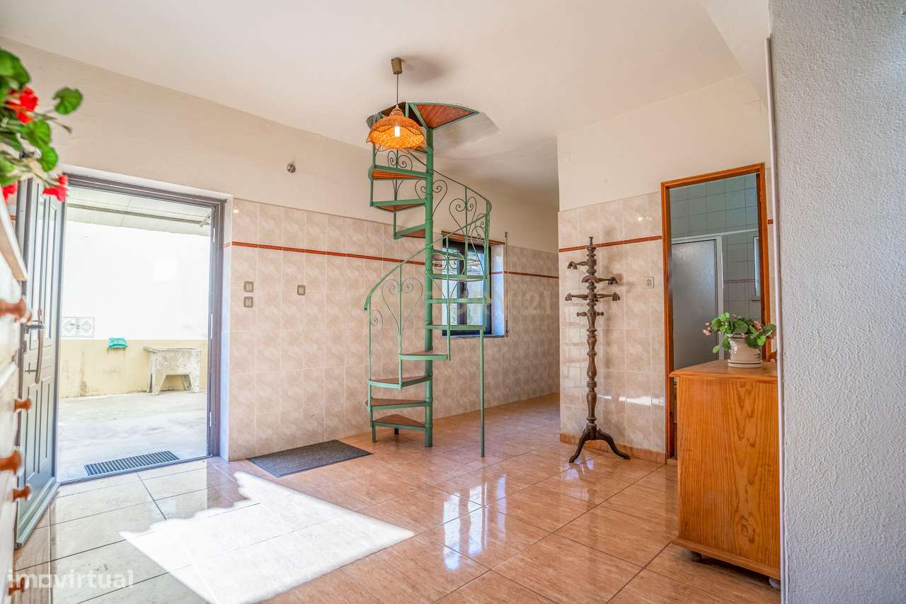 Moradia Bifamiliar com 2 Armazéns de Grande Dimensão-20