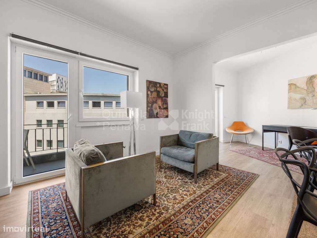 Apartamento T2 renovado com varanda em Arroios-7