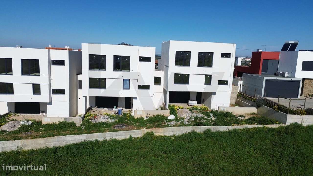 Moradia T4 em condomínio exclusivo em Mafra — privacidade, design e lo-5