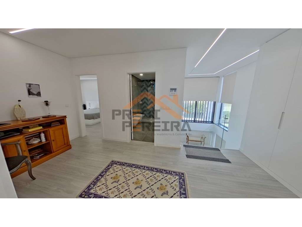 Moradia T3, situada no Casal da Silveira, em Famões-25