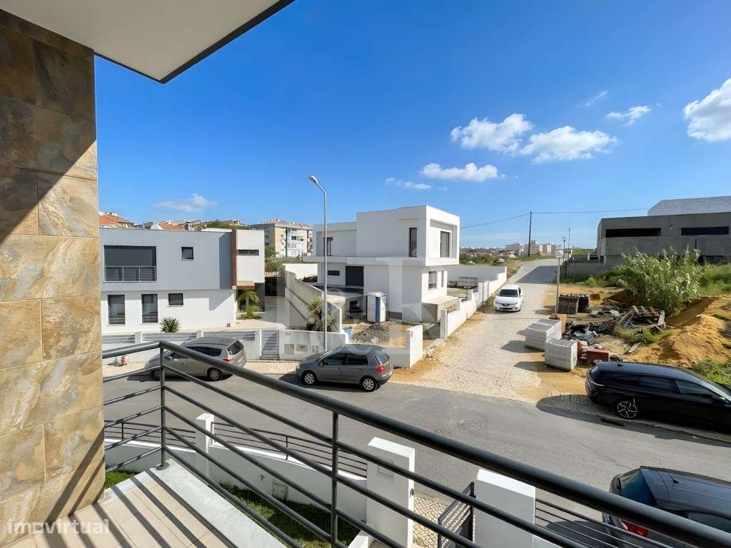 Moradia T5 com varandas, jardim e garagem no Feijó, Almada-29