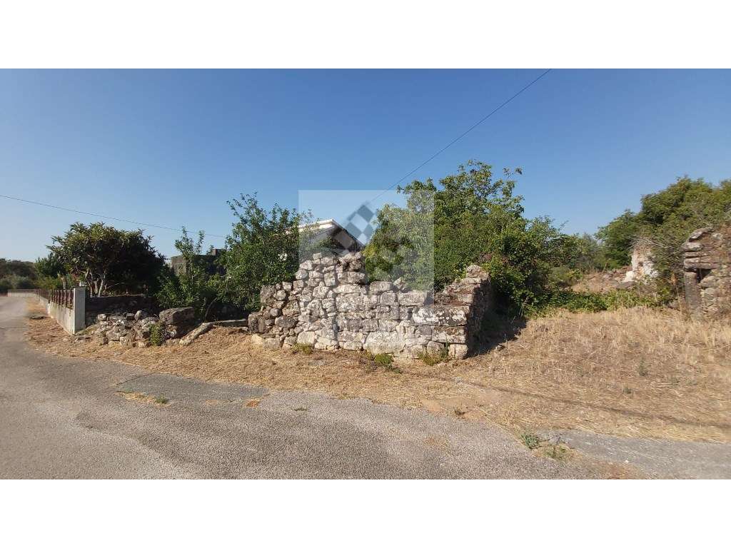 Magnífico lote com ruínas para reconstrução a gosto - Grande imagem: 3/21