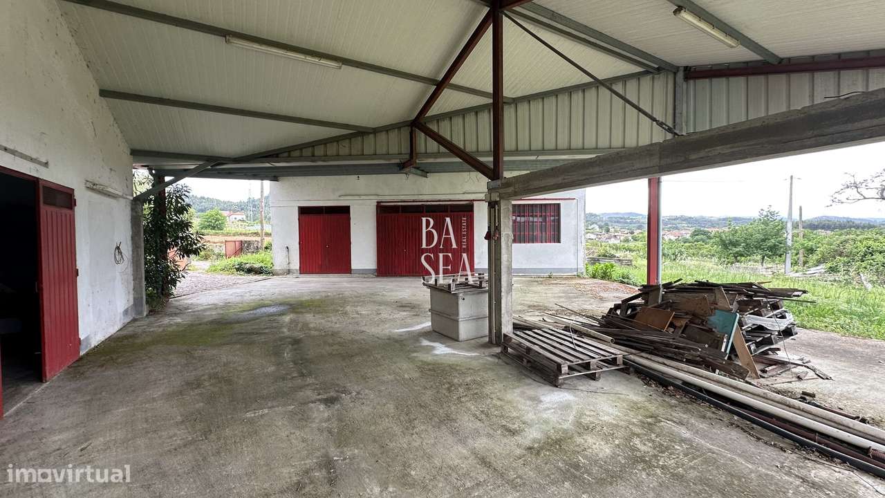 Quinta com 3 Habitações 2 Armazéns e 1 ha de Vinha em Barbeita Monção.-58