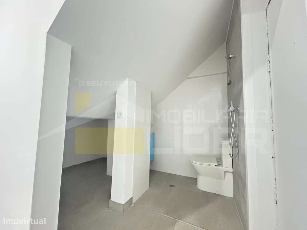 T0 que distribui-se por uma casa de banho, instalação de cozinha e ...-6