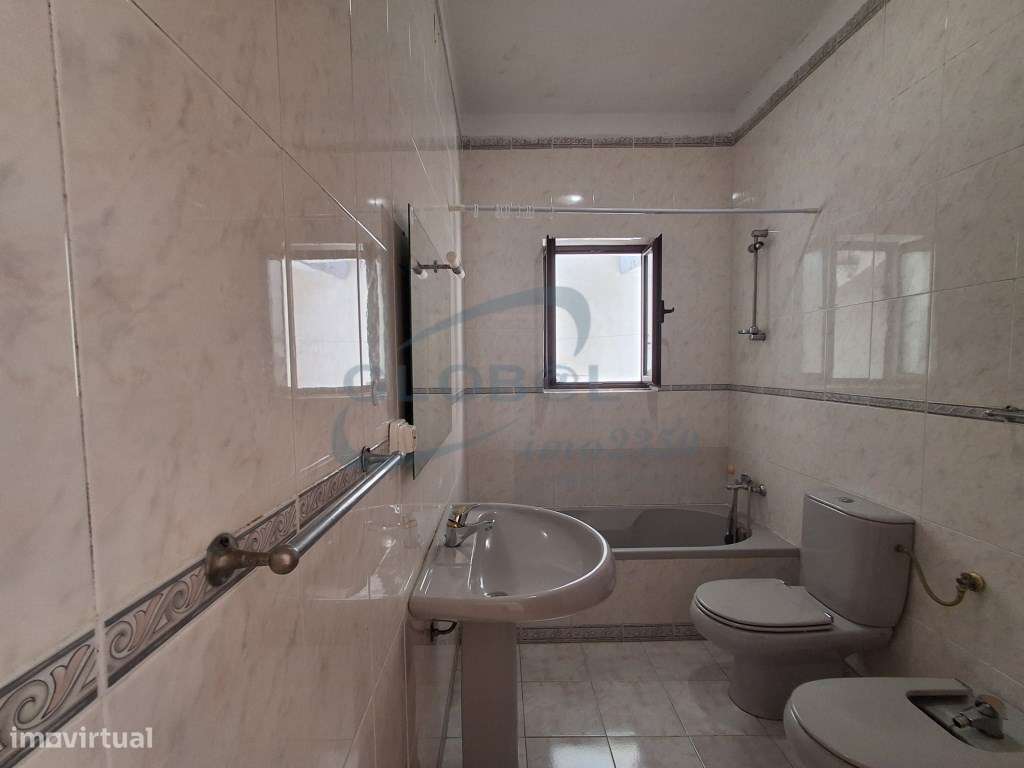 Moradia T3 no Centro de Vila Moreira - com logradouro, anexos e fre...-15