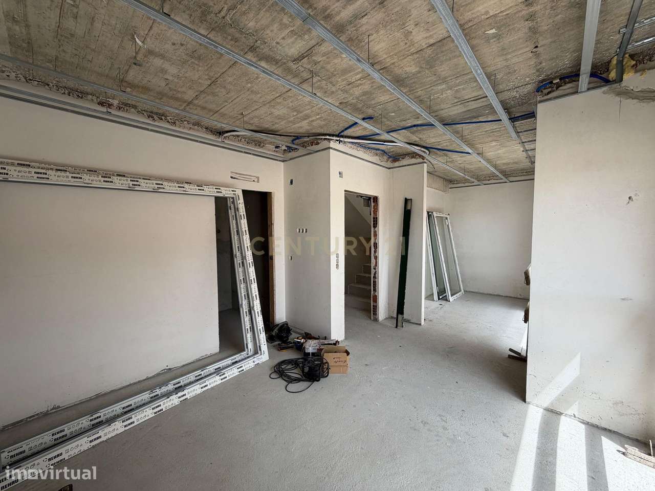 Moradia geminada T4 em fase de construção localizada em Casal de Cambr-5