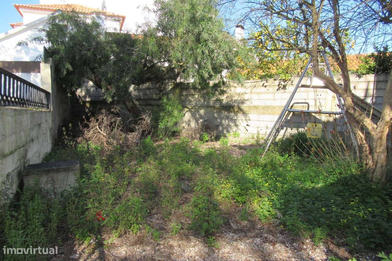 MORADIA ISOLADA COM COMÉRCIO E MORADIA DE R/C.-24