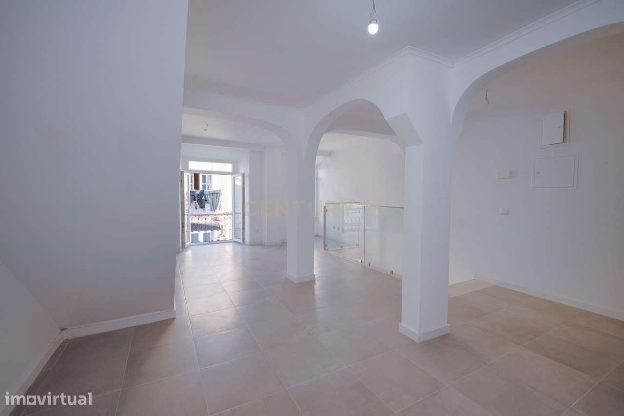 Prédio c/ 2 apartamentos (T1 e T2) com Pátio e Terraço - Centro Histór-39