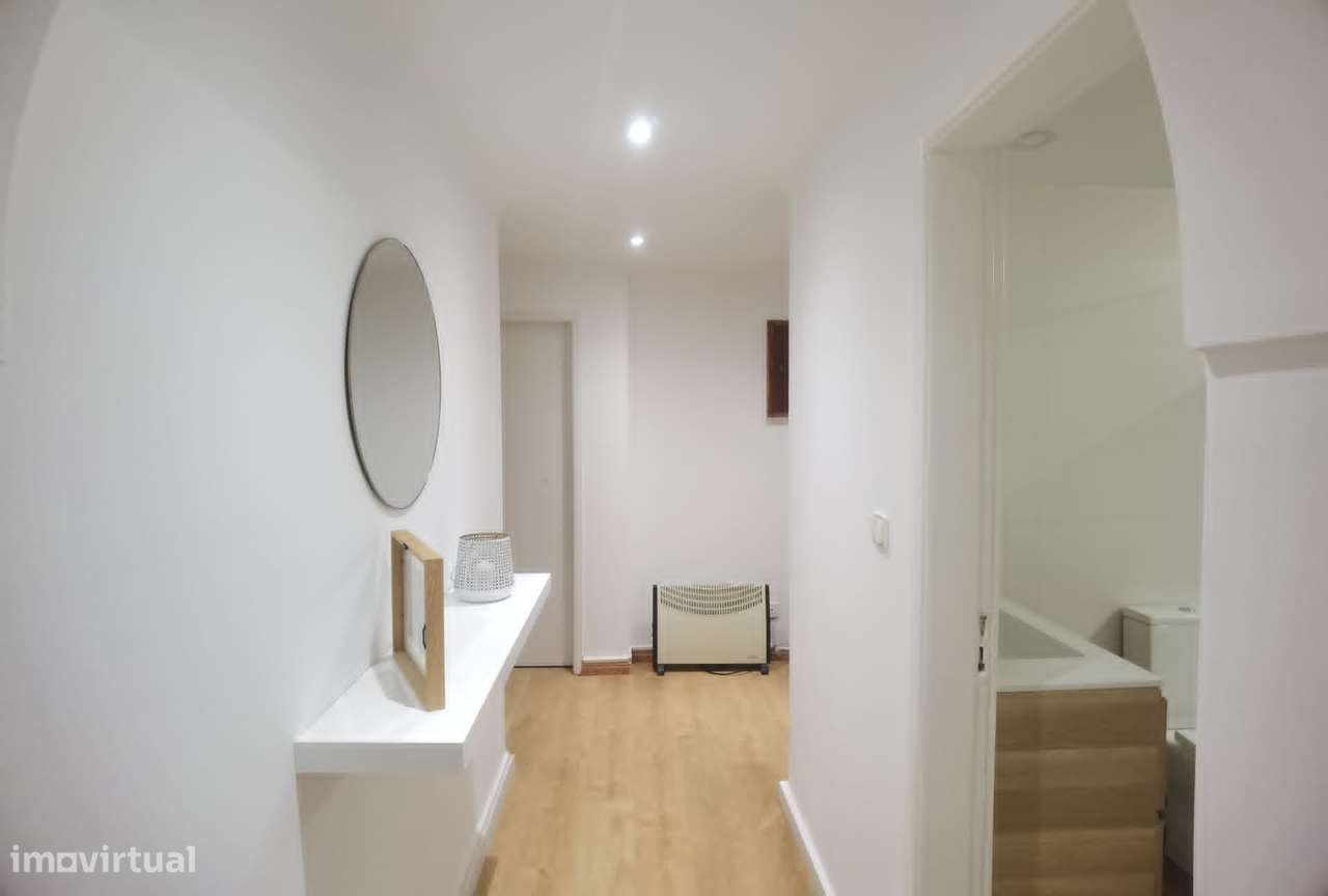 Apartamento T2 Renovado Almada-9