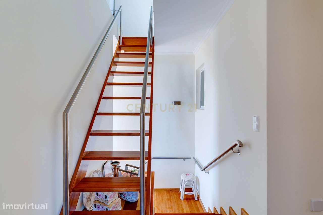 Moradia T3, Águas-furtadas + Cave com possibilidade +T1-1