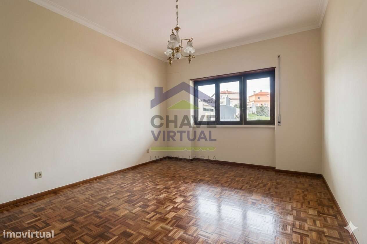 Moradia V3 com Terreno Urbano e Garagem - Seixal, Lourinhã-15