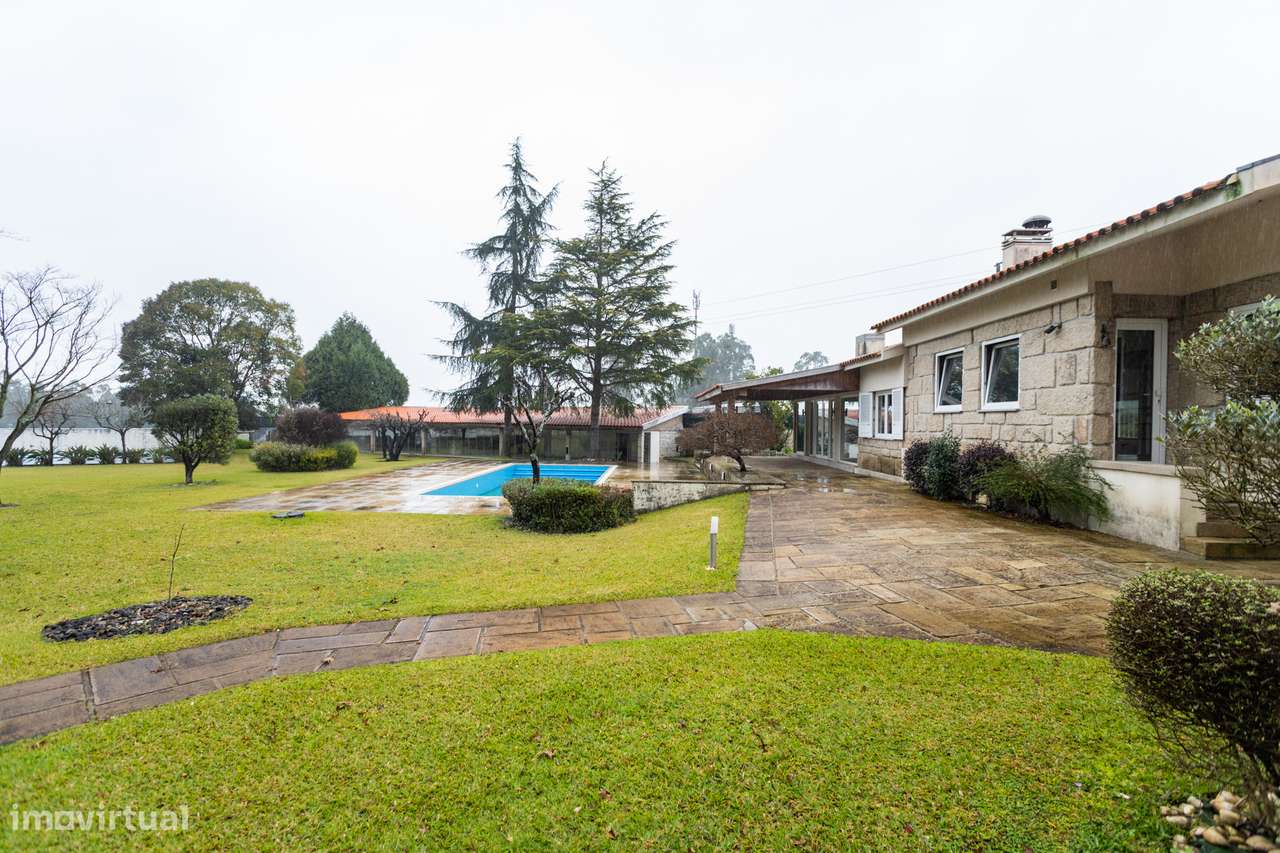 Luxo e Tranquilidade: Moradia Térrea Isolada com Piscina e Court de Té - Grande imagem: 5/60