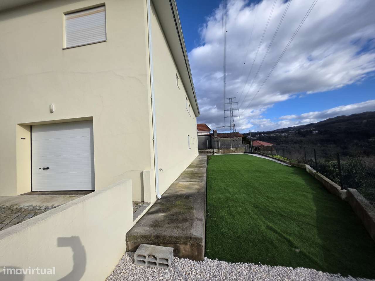 Moradia T2 com terraço e garagem nos subúrbios-21