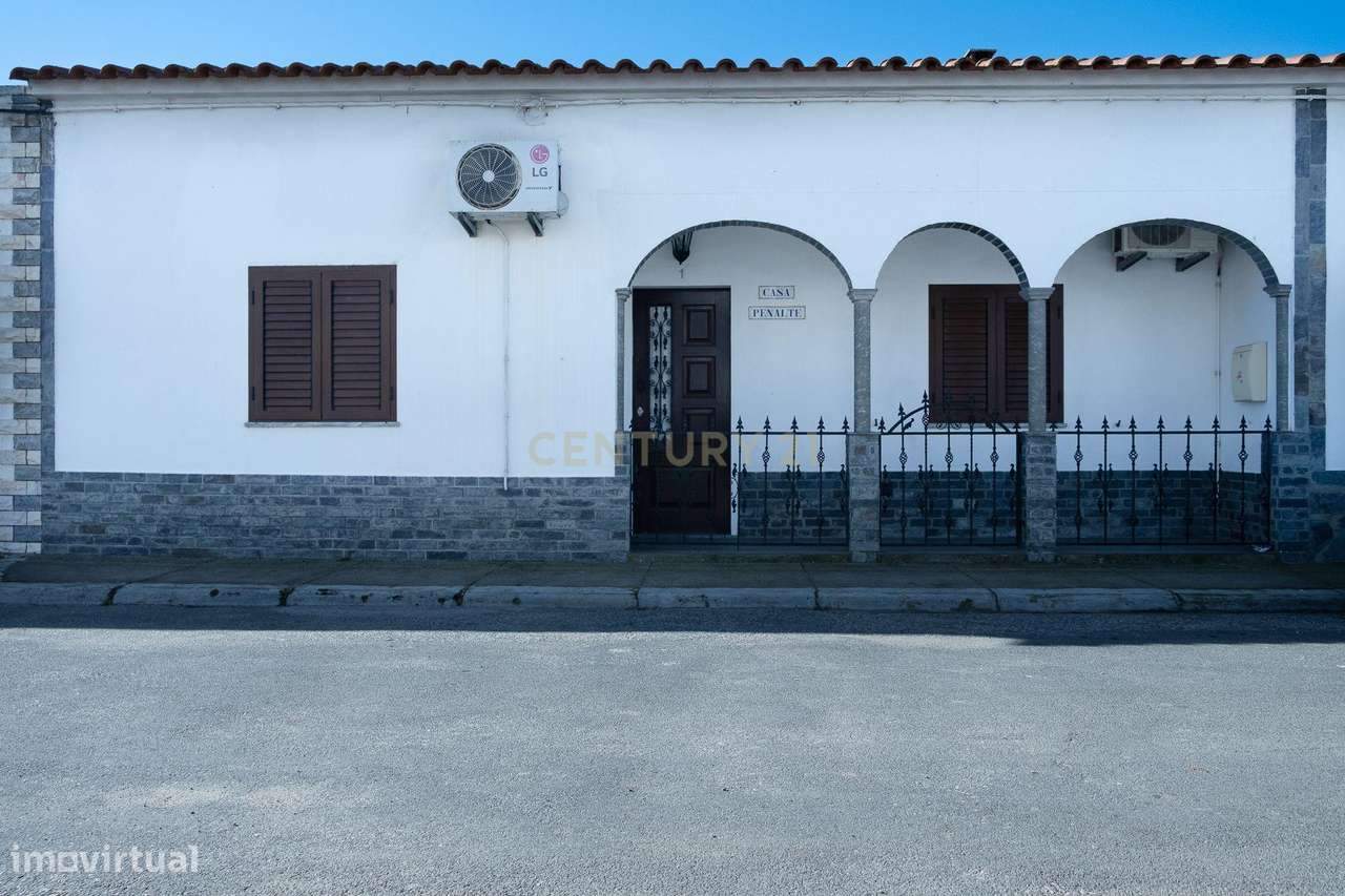 Moradia T3 com espaço exterior situada junto ao Cento de Saúde de Mour-6