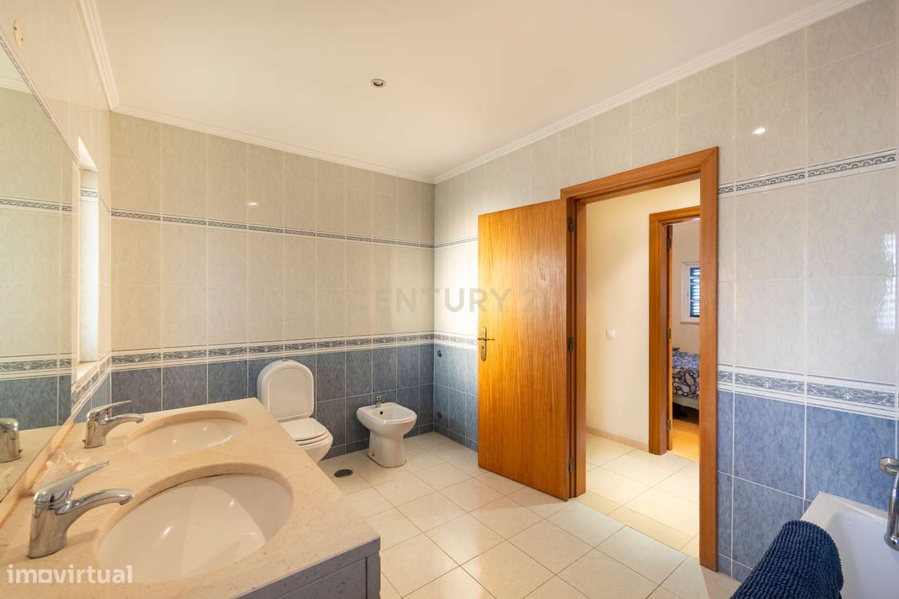 Espaço, conforto e qualidade — Moradia T4 no Vale da Rosa-21