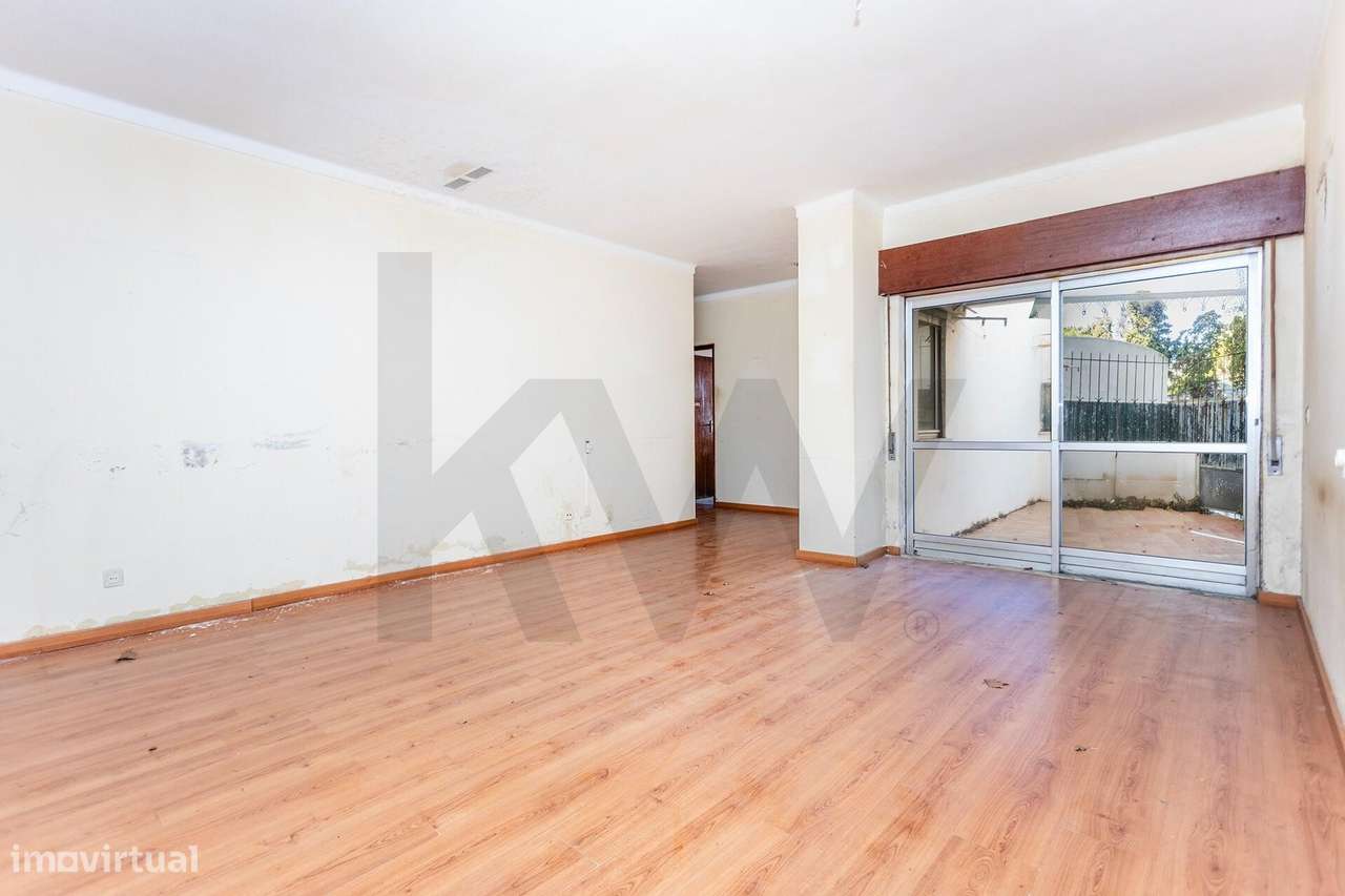 Oportunidade Única: Apartamento T2 com Logradouro para remodelação no - Grande imagem: 1/20