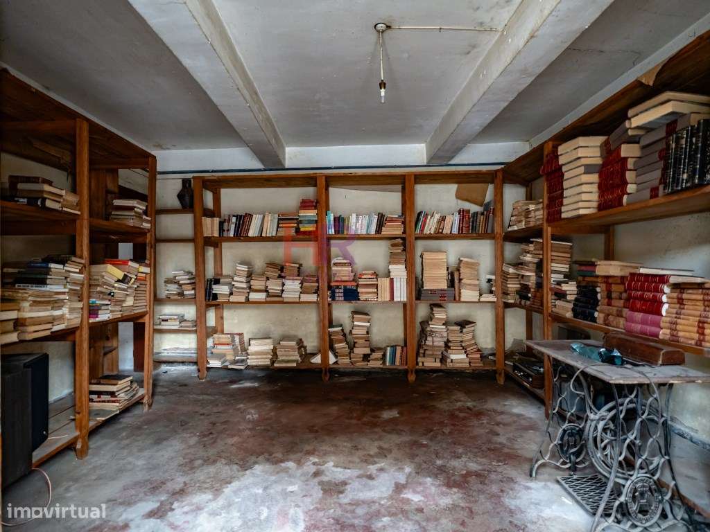 Coimbra, Vende-se Moradia com terreno e jardim.-5