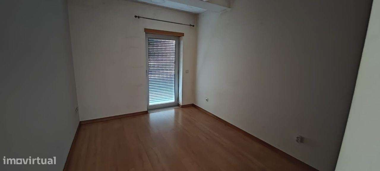 Apartamento T2 com parqueamento e vista de mar.  A 3 minutos da pra...-13