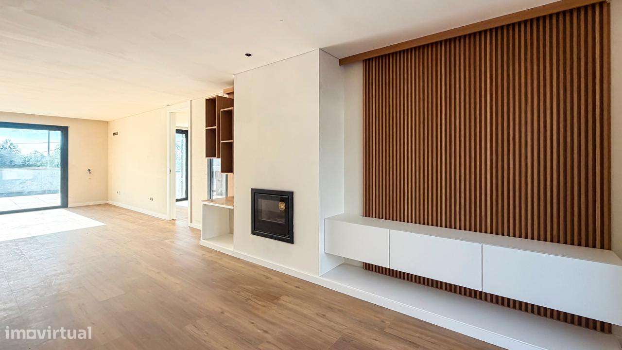 MORADIA NOVA - Com PISCINA  e  JARDIM .-12