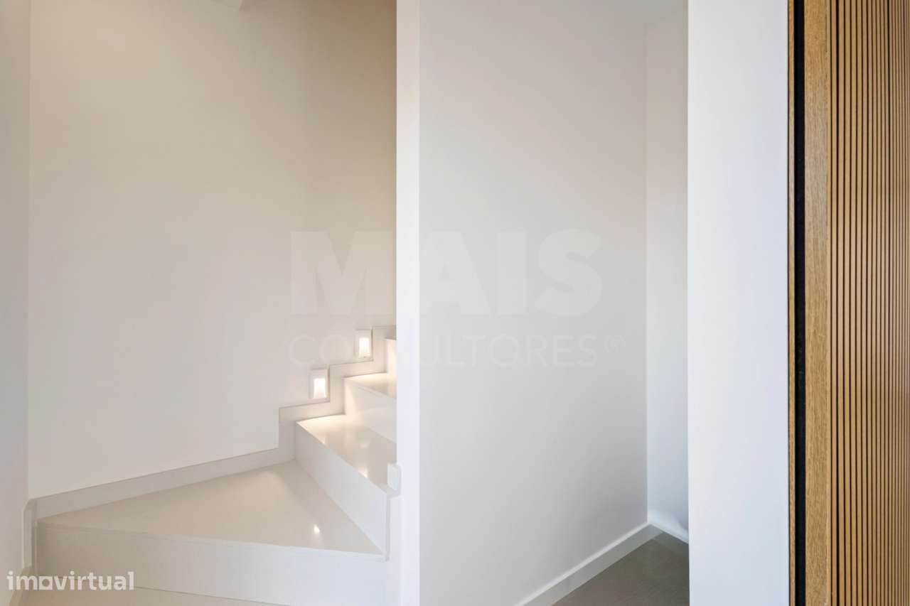 Moradia T2 com quintal e vista mar junto aos Supertubos - Grande imagem: 5/37