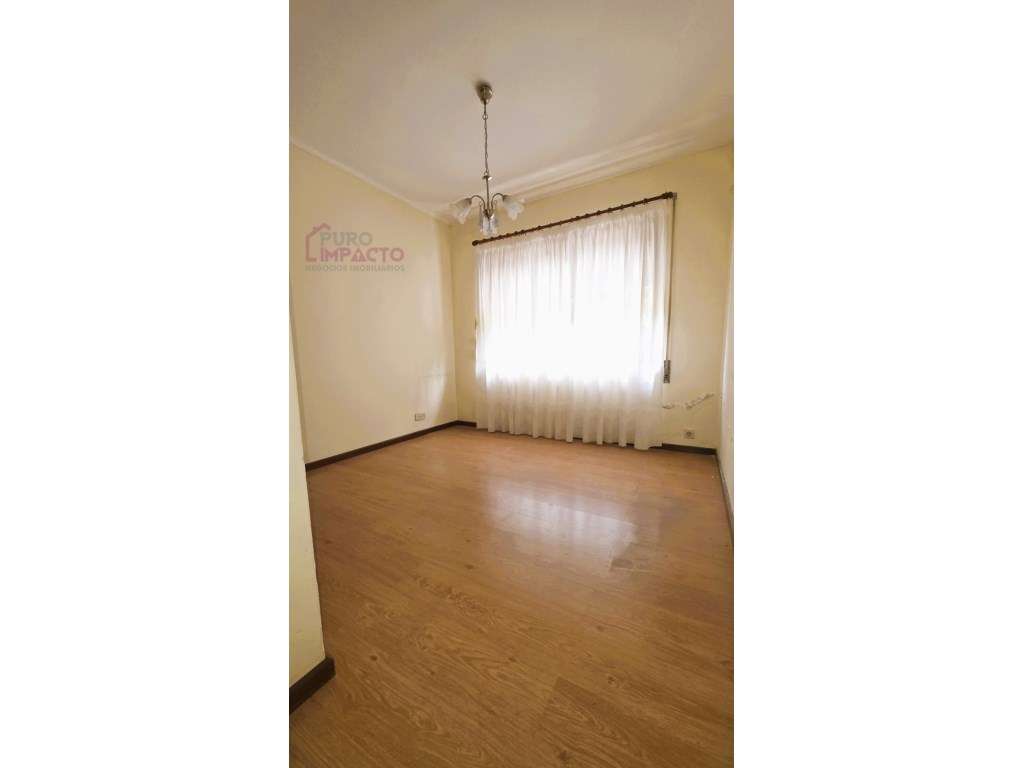 Prédio com T2 + Espaço Comercial | Duas Entradas Independentes | Po...-7