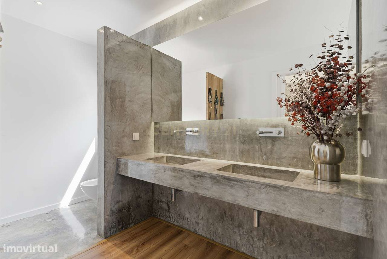 Quintinha T4 com edificação contemporânea no coração do Oeste, com ter-24