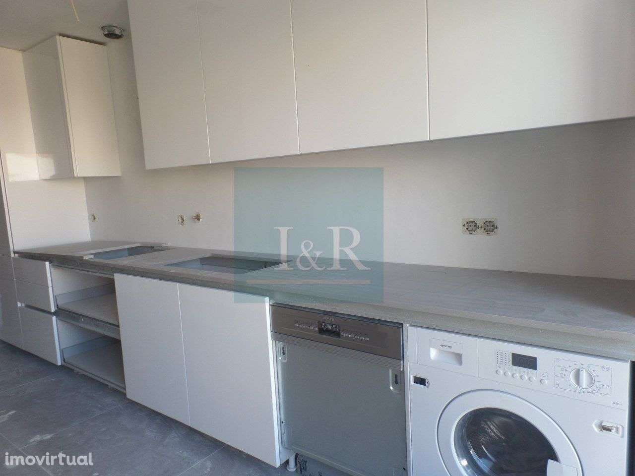 Apartamento T2 com Garagem e Arrecadação, em Queijas