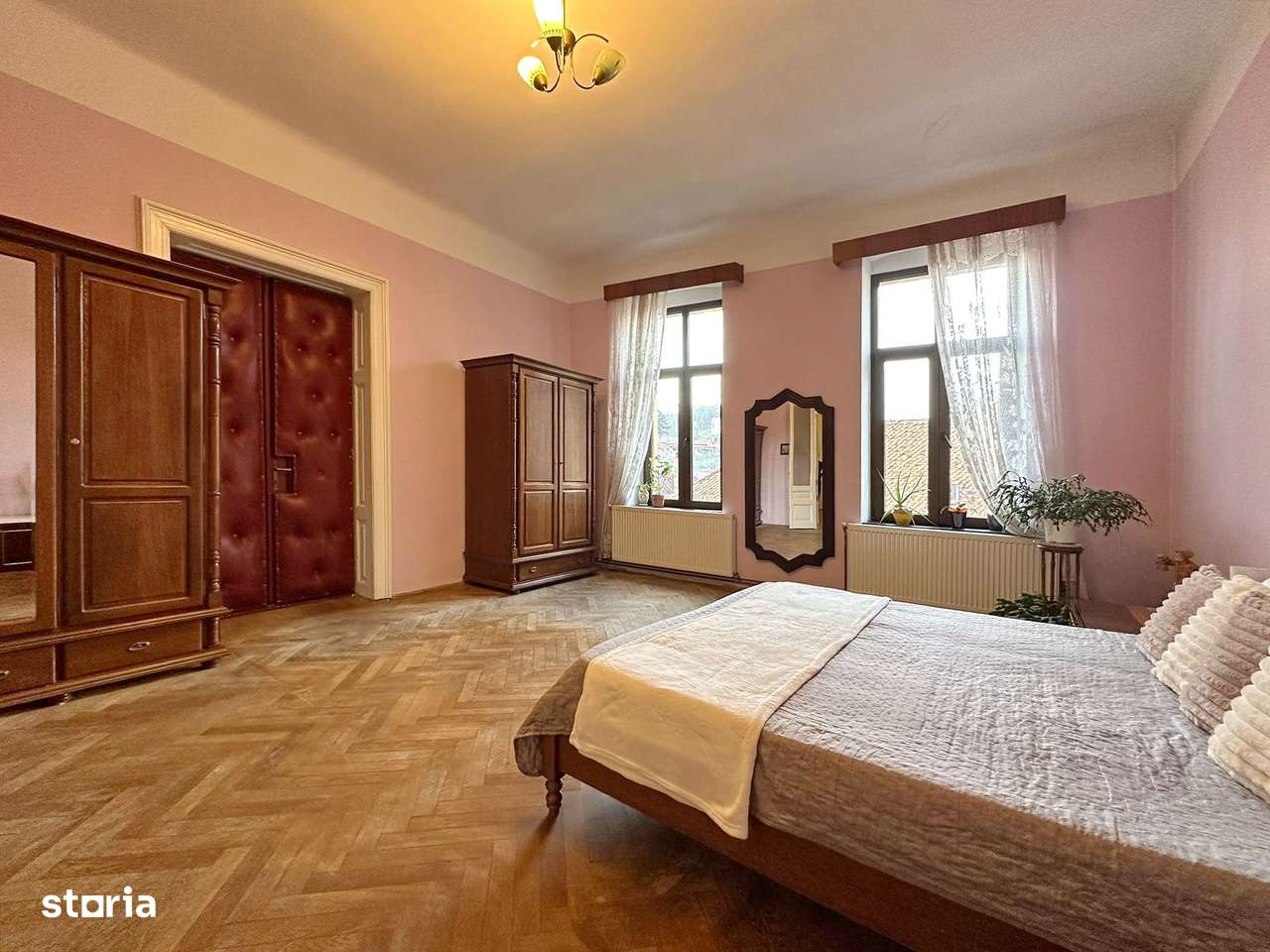Apartament cu 3 dormitoare și curte, la 3 minute de Piața Sfatului - Imagine principală: 2/20