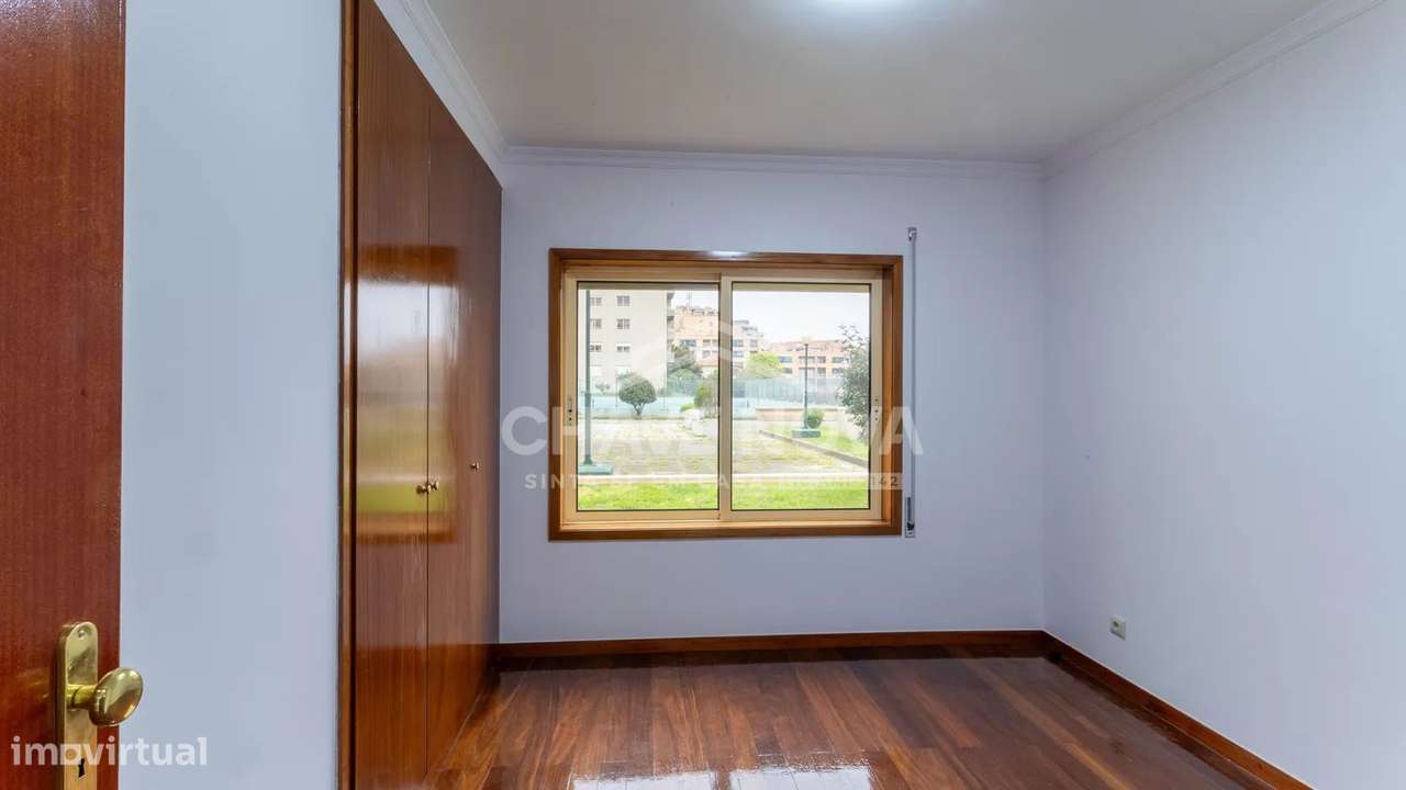 T2 2 FRENTES TOTALMENTE RENOVADO COM LUGAR DE GARAGEM - CANIDELO-19