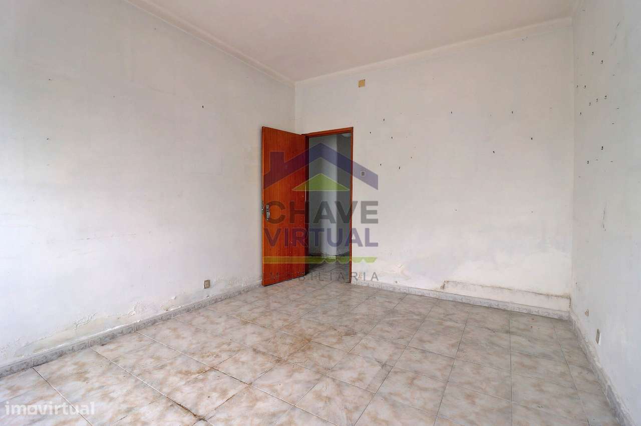 Moradia V4 com Quintal e Sõtão - Centro Bombarral-5