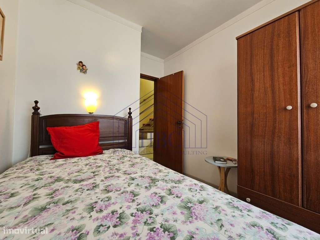 Moradia T3 de três andares no centro da Fuseta-7