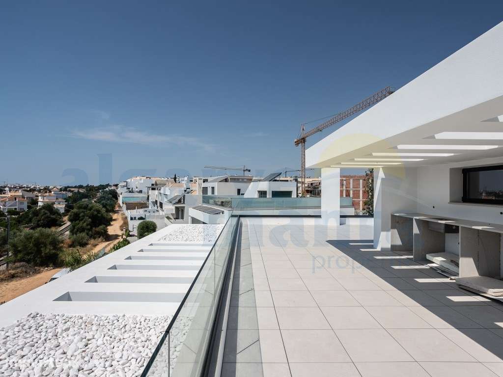 Moradia T4 de Arquitetura Contemporânea com Piscina, Rooftop e Vist...-9