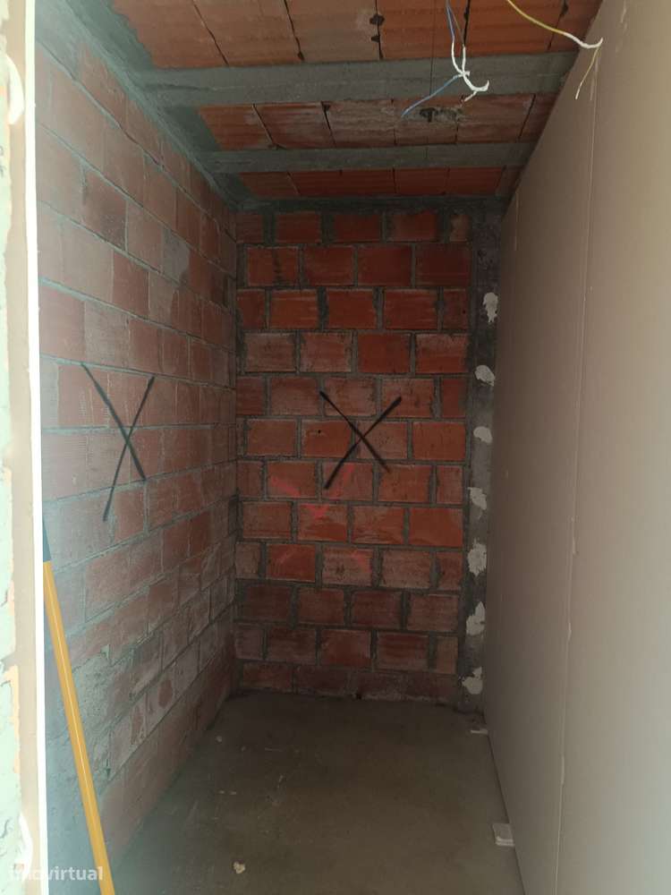 Moradia térrea isolada de 4 frentes em construção-9