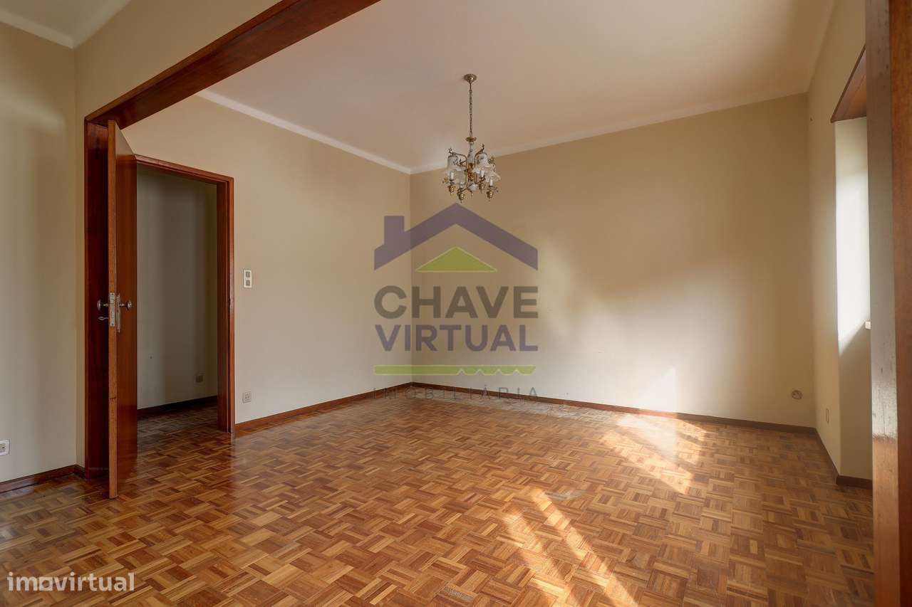 Moradia V3 com Terreno Urbano e Garagem - Seixal, Lourinhã-11