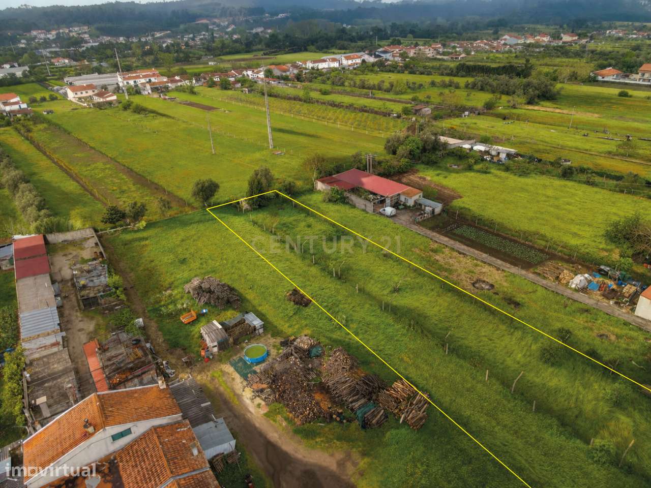 Terreno rústico em zona urbanizável, com 1.780 m² perto do centro da L-7