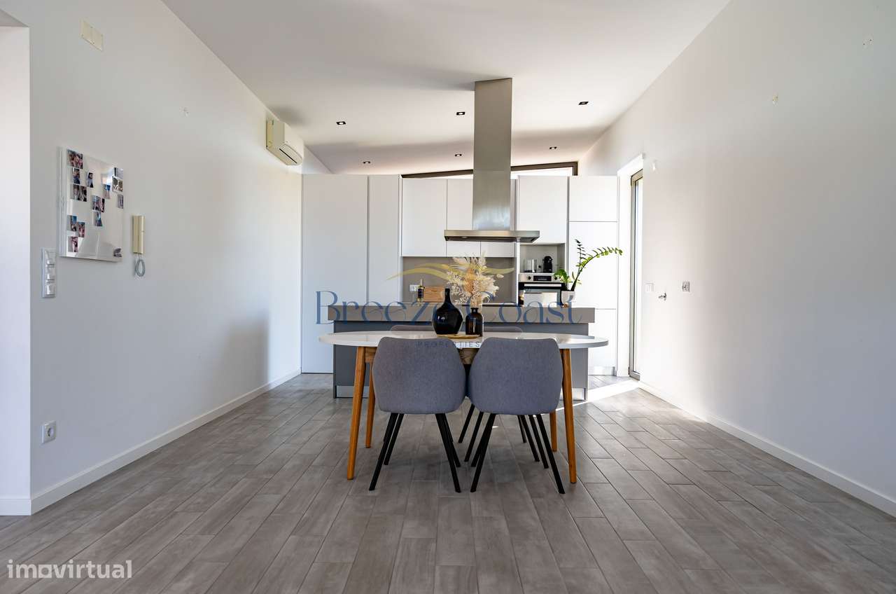 Moradia T4 Contemporânea com Piscina e Vista Desafogada-22