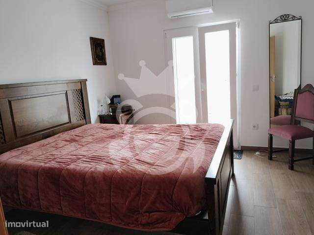 Moradia T4 Totalmente Renovada-20