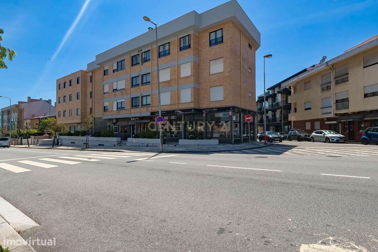Loja de 3 frentes no coração de Leça da Palmeira - Grande imagem: 2/38