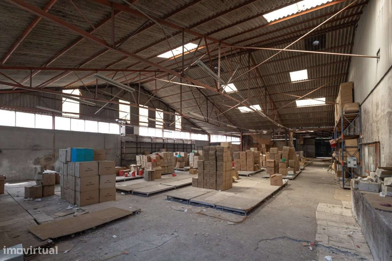 Armazéns com uma área de 5.270m2, em terreno com 14.000m2.-17