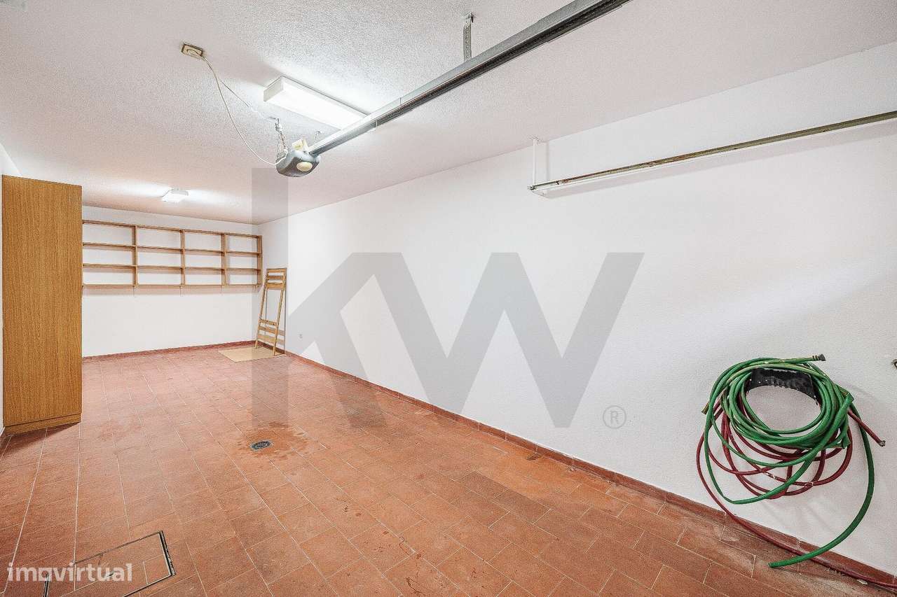 Moradia T3 em banda no Alto do Lagoal — luz natural, espaço e funciona-31