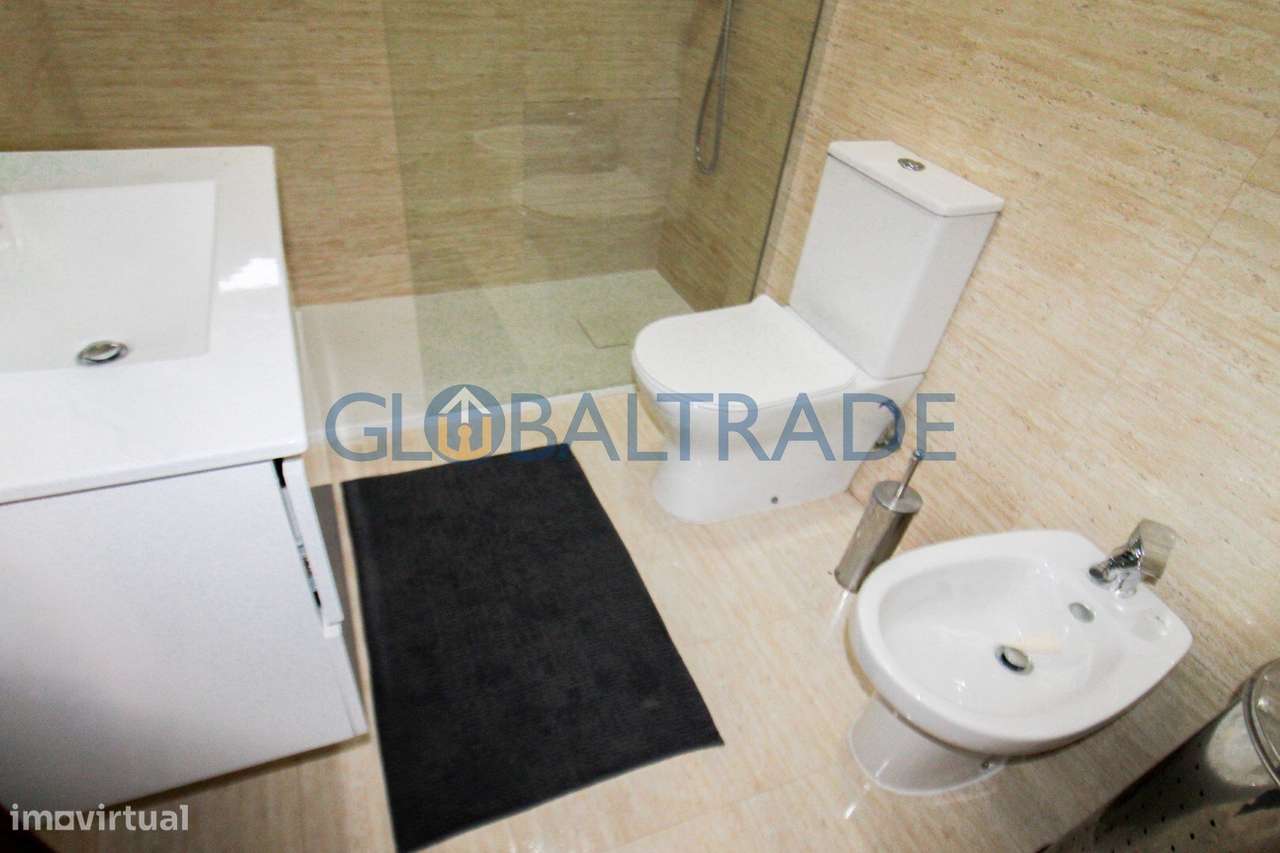 Moradia T4 com terraço e jardim em Alfena-24