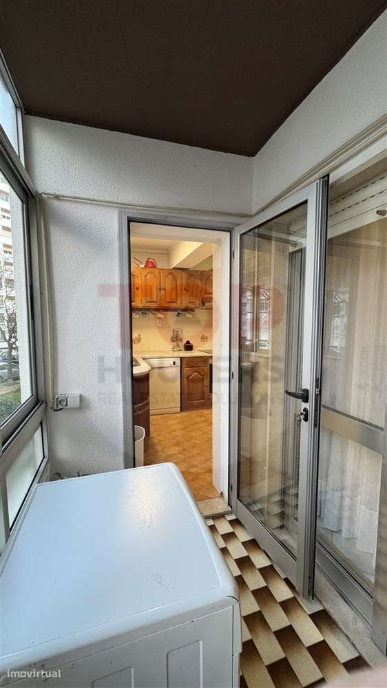 Apartamento T4 com elevador no centro de Faro-23