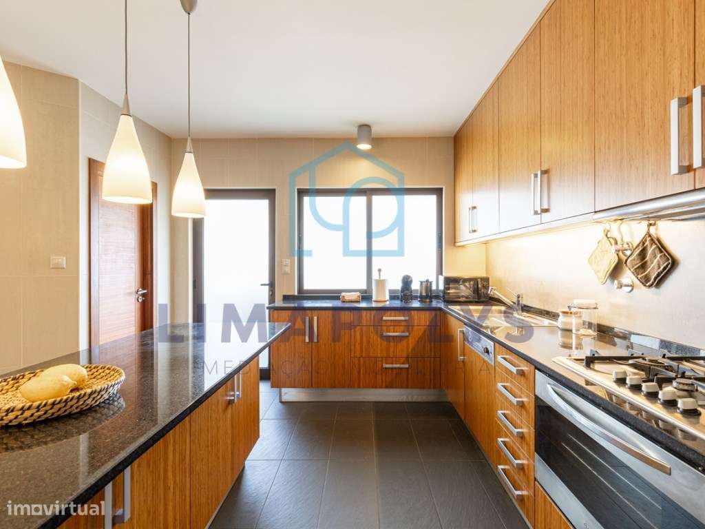 Moradia T4 com Vista Mar a 50m da Praia - Oportunidade Única!-9