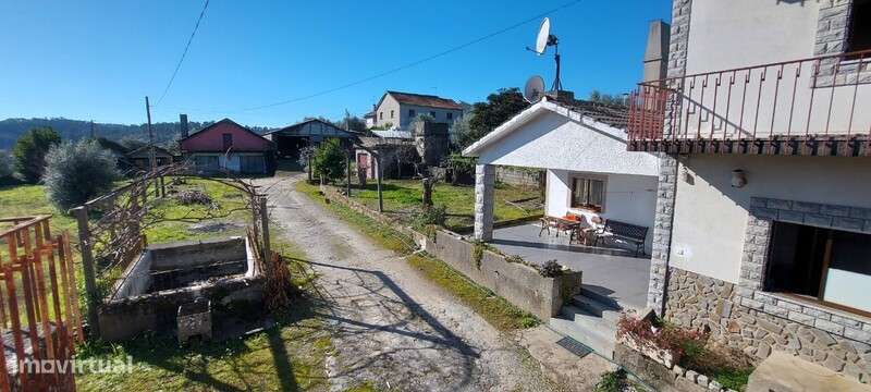 Moradia com logradouro e anexos em Cepões - Grande imagem: 2/31