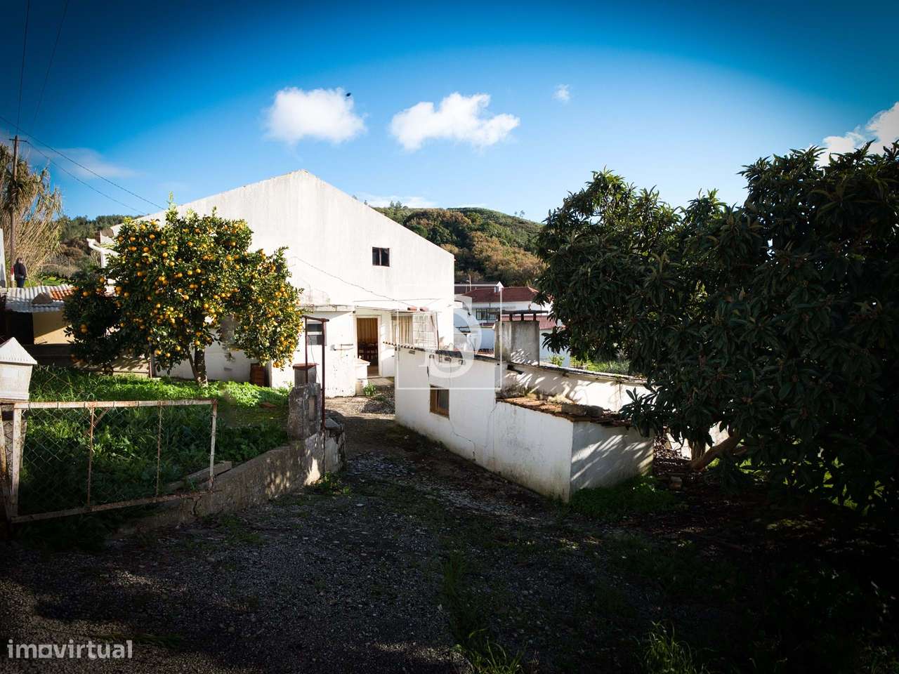 Terreno de 1.320 m² no Calhandriz, na zona da Adanaia  com ribeiro e b-25