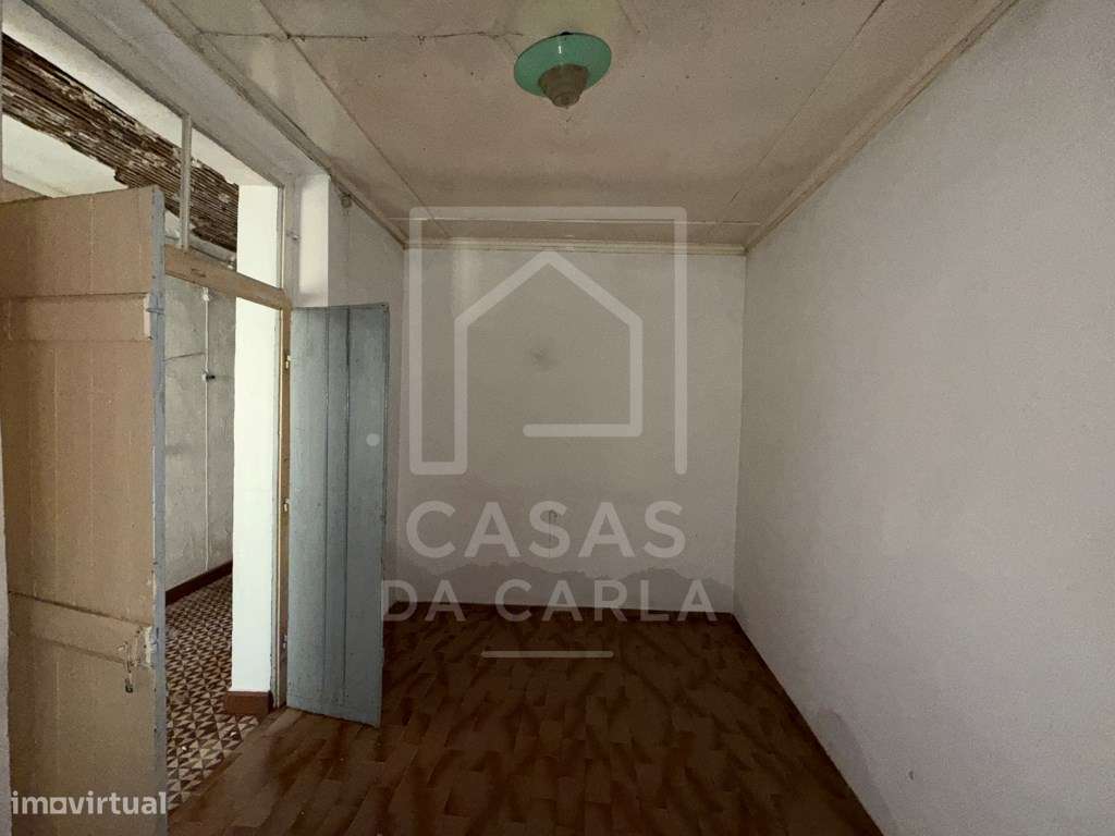 Moradia T4 com quintal e garagem em Cuba para obras-5