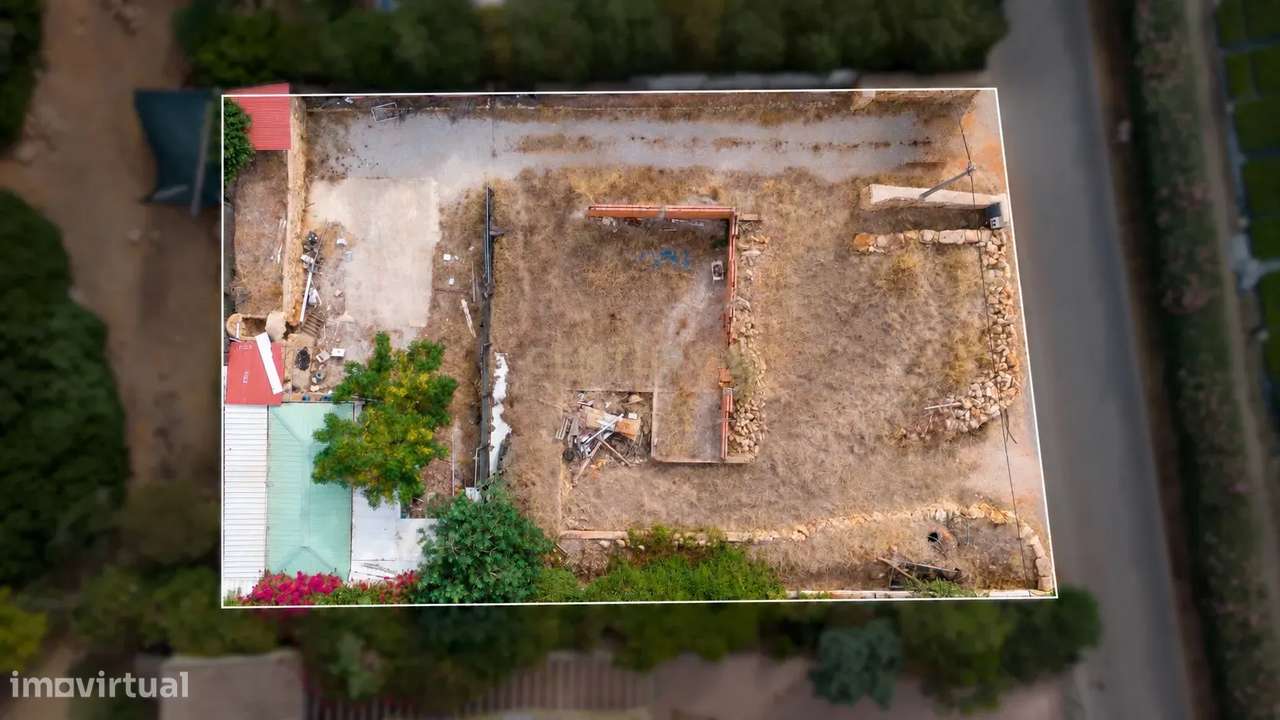 Terreno urbano à Venda em Quelfes, Olhão - 1000m²-0
